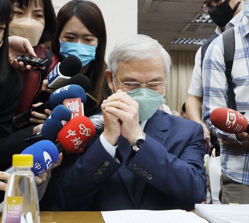 中央銀行總裁楊金龍（前）3日受邀至立法院財政委員會進行專題報告，受到媒體包圍、 (圖：中央社)