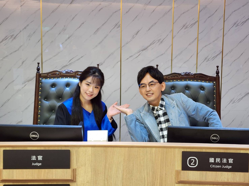 藝人黃子佼(右)爆性騷，司法院宣布暫停合作。(資料照/中央社)