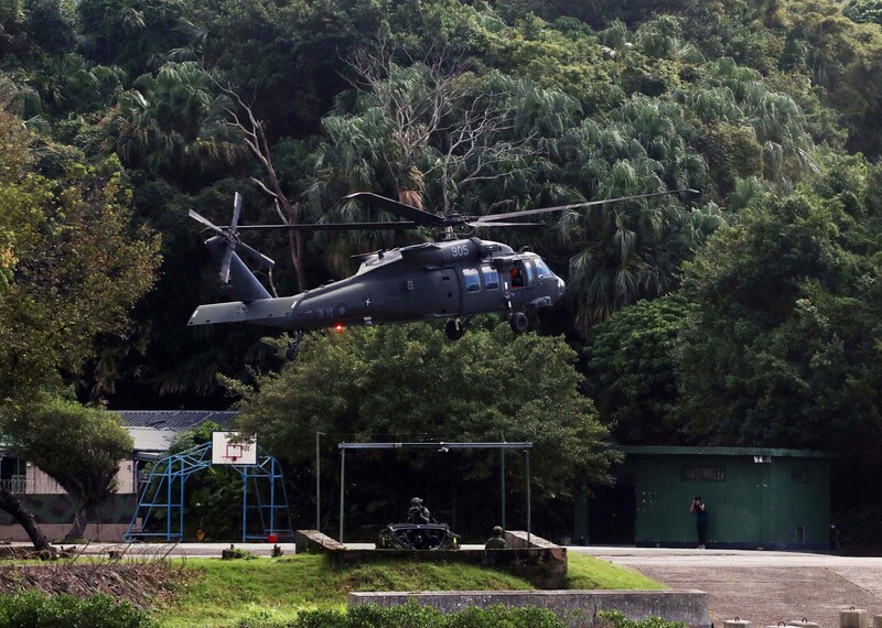 為強化相關防務，軍方人士今天(6日)表示，明天(7日)將再度實施直升機搭載特戰兵力快速增援淡水河口演練。圖為日前特戰兵力快速增援淡水河口戰備演練，一架UH-60M黑鷹直升機沿淡水河道降落關指部營區。 (圖：中央社)