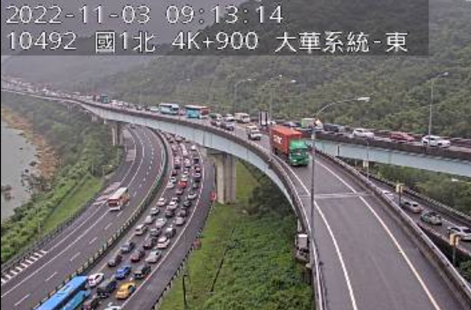 中山高南下八堵到大華系統壅塞。(即時路況截圖)