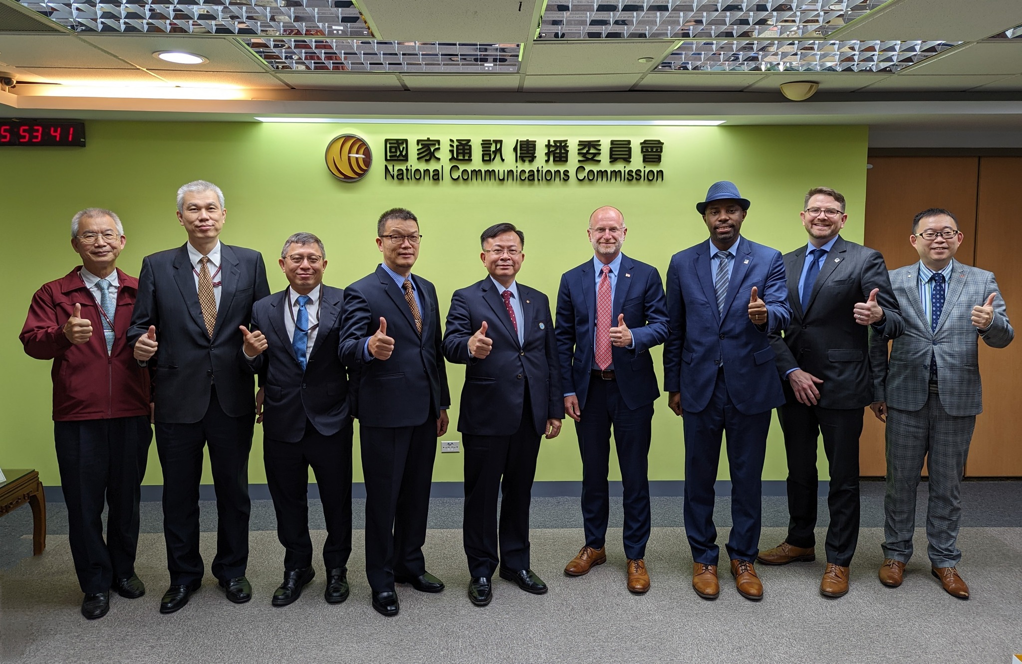 美國通訊傳播委員會(FCC)委員卡爾(Brendan Carr，右4)2日到NCC交流，由主委陳耀祥(中)接見。(國家通訊傳播委員會提供)