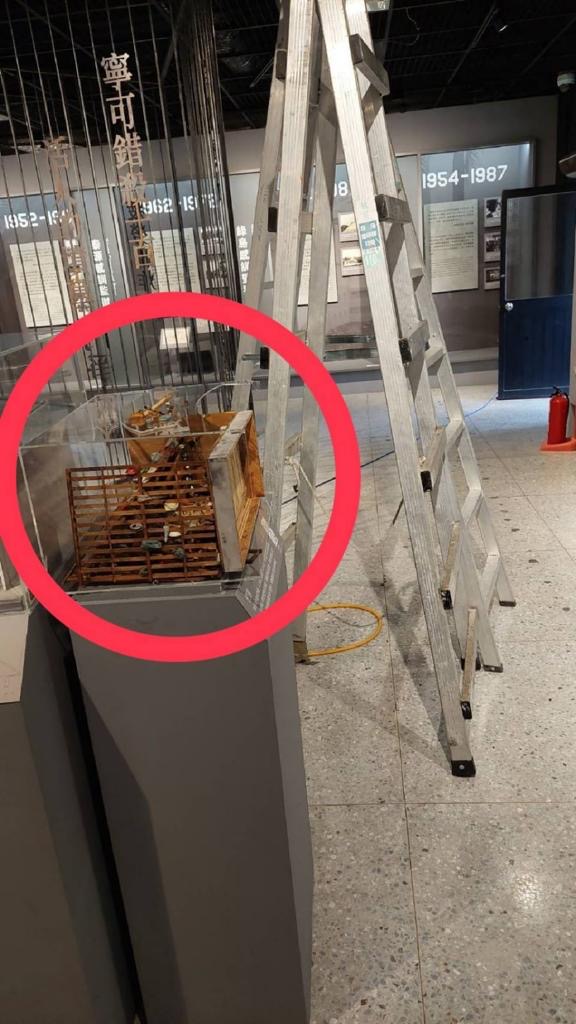 已故政治受難者陳孟和生前所製作的軍法處押房模型文物因工安事故受損，人權館已緊急請廠商修復。(人權館提供)