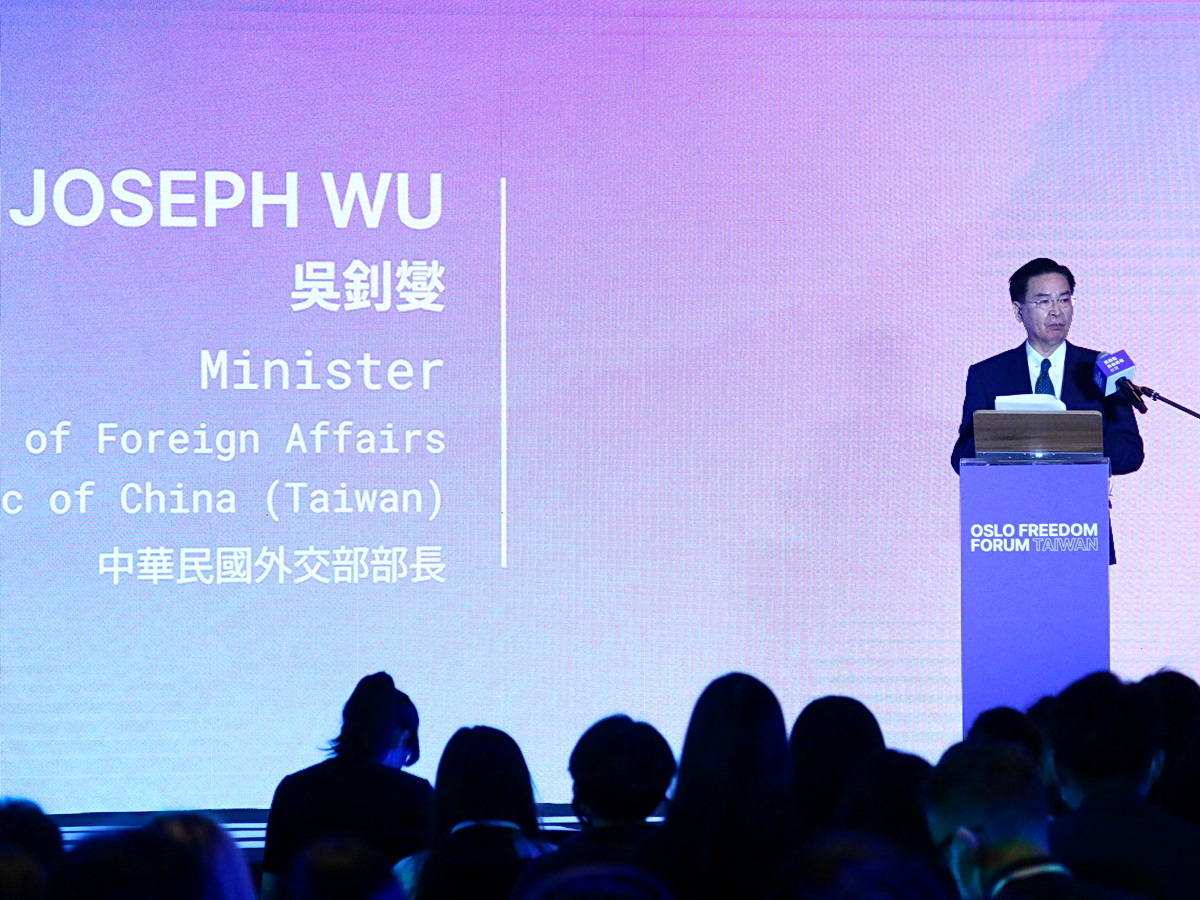 外交部長吳釗燮3日出席奧斯陸自由論壇時表示，台灣面對威權擴張與脅迫，將堅定強化自我防衛能力，並加強與理念相近夥伴合作，有決心捍衛自由民主 (央廣記者王照坤 攝)