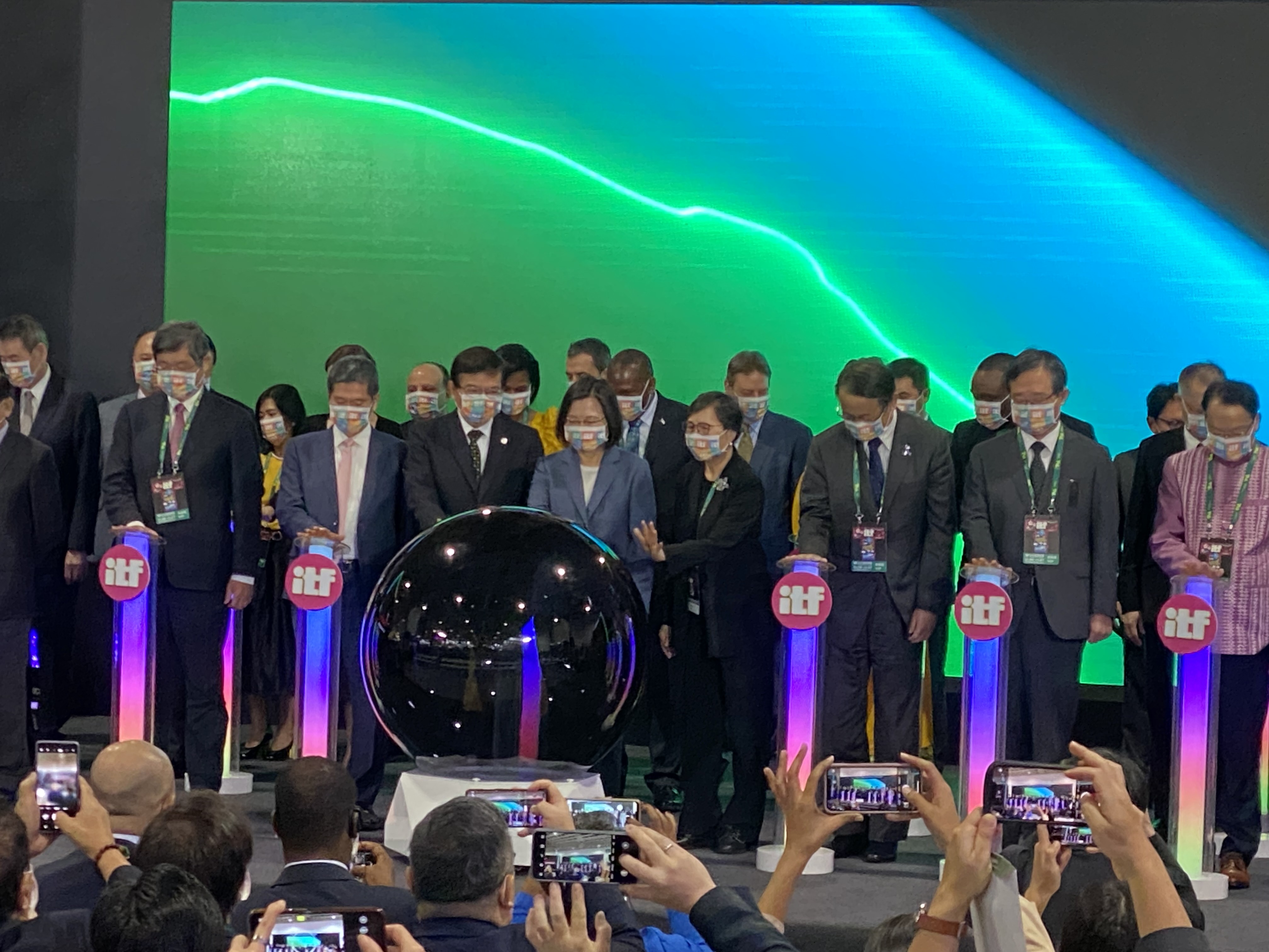 蔡英文總統（中）與交通部長王國材（中左）、台灣觀光協會會長葉菊蘭（中右）4日為2022台北國際旅展舉行啟動儀式。（吳琍君 攝)