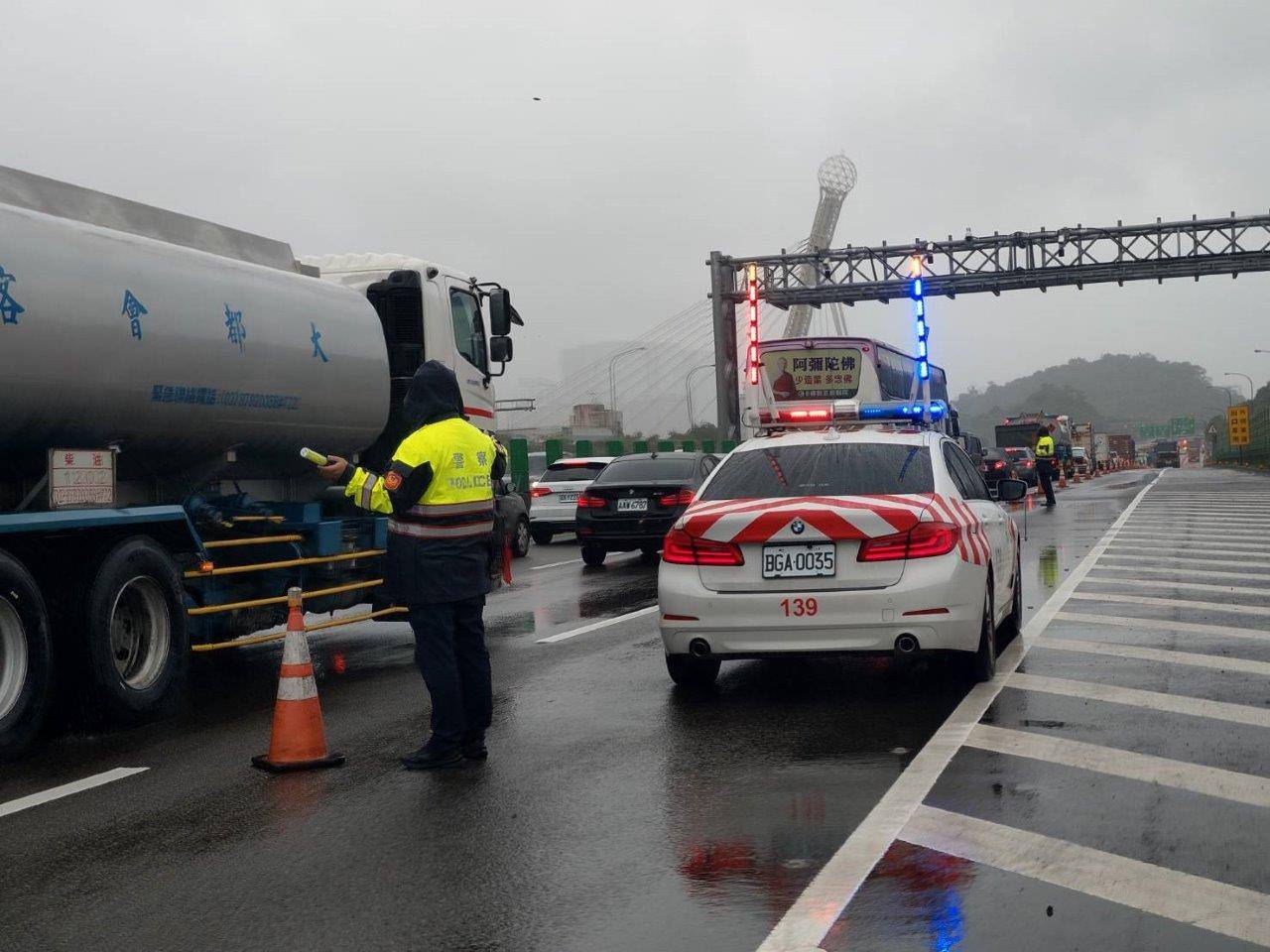 國1汐止交流道坍方，警政署表示，截至4日已出動近1,500人次警力疏導交通。(警政署提供)