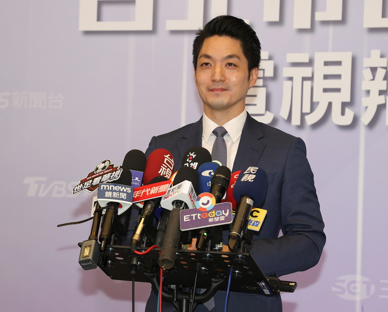 2022台北市長選舉電視辯論會5日在台北國際會議中心登場，國民黨台北市長參選人蔣萬安（圖）下午抵達會場後接受媒體訪問，面對辯論會將正面迎戰。 (圖：中央社)