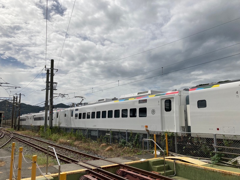 台鐵局EMU3000新城際列車的首編特仕車6日抵達花蓮港，預計11月7日卸船完畢，若相關測試順利，預計可在民國112年春節疏運投入營運。(交通部台灣鐵路管理局提供) (圖：中央社)