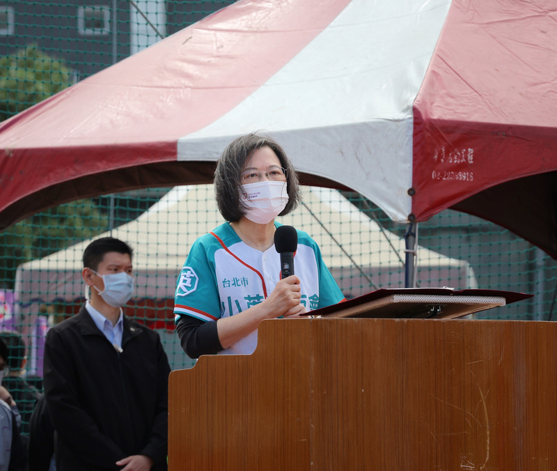 2022小英盃慢速壘球錦標賽開幕活動6日在台北大佳河濱公園舉行，兼任民進黨主席的總統蔡英文（前）出席並致詞。 (圖：中央社)
