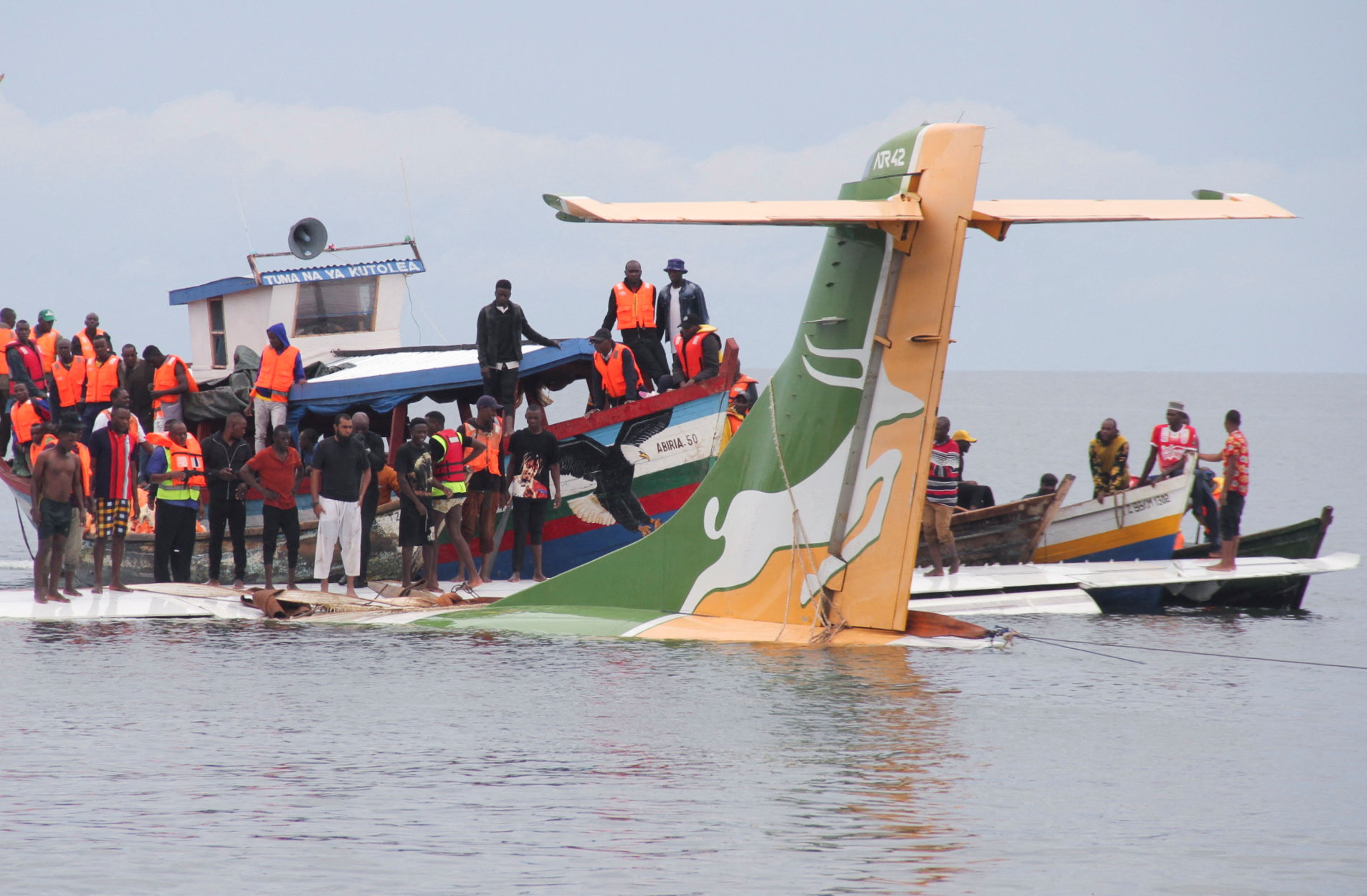 坦尚尼亞精密航空公司（Precision Air）一架戴有43人的客機，6日墜入維多利亞湖（Lake Victoria），相關單位進行搶救中。(路透社/達志影像)