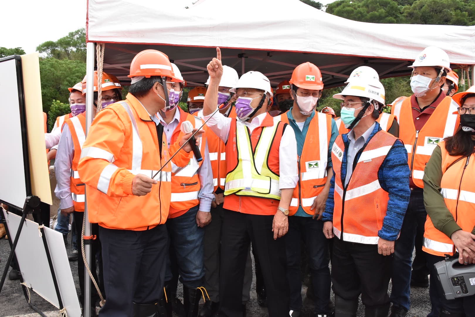 行政院院長蘇貞昌在交通部長王國材陪同下視察坍塌的國道1號南下汐止段邊坡，受訪時回應黃珊珊與蔣萬安批評。（高公局提供）