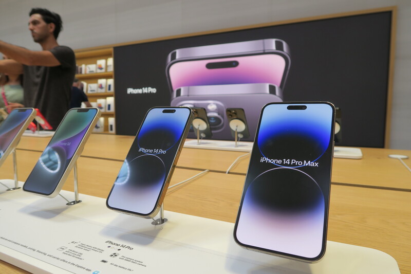 中國河南省鄭州市組裝iPhone 14高階機種的廠區受COVID-19防疫限制影響，出貨將低於先前預期。圖為曼哈頓第五大道蘋果直營店內景象。 (圖：中央社檔案照片)