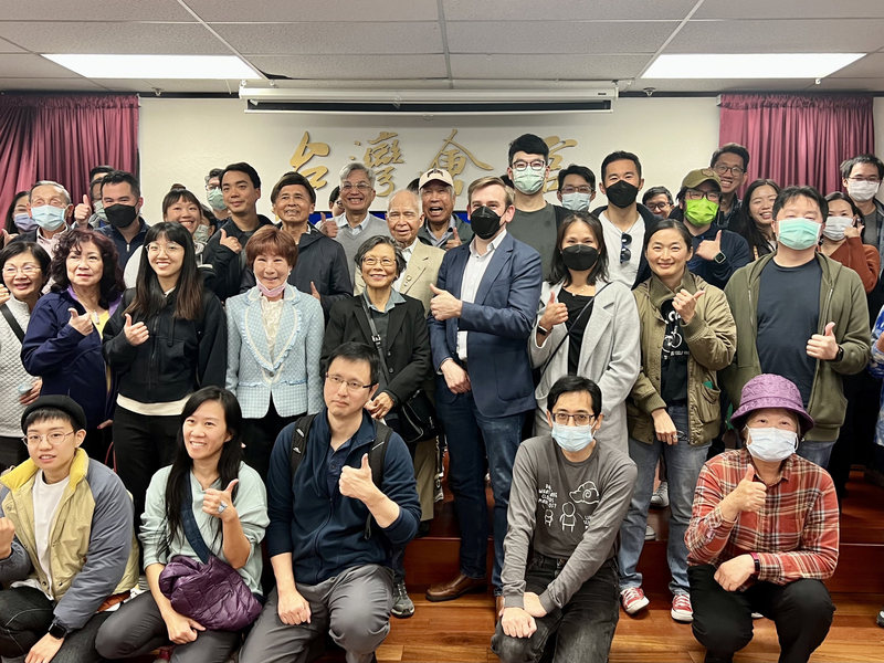 台灣人公共事務會北加州分會5日舉辦年會，胡佛學者祈凱立（第2排右4）出席演講，報告他對今年11月26日台灣「九合一」地方公職人員選舉選情分析。 (圖：中央社)