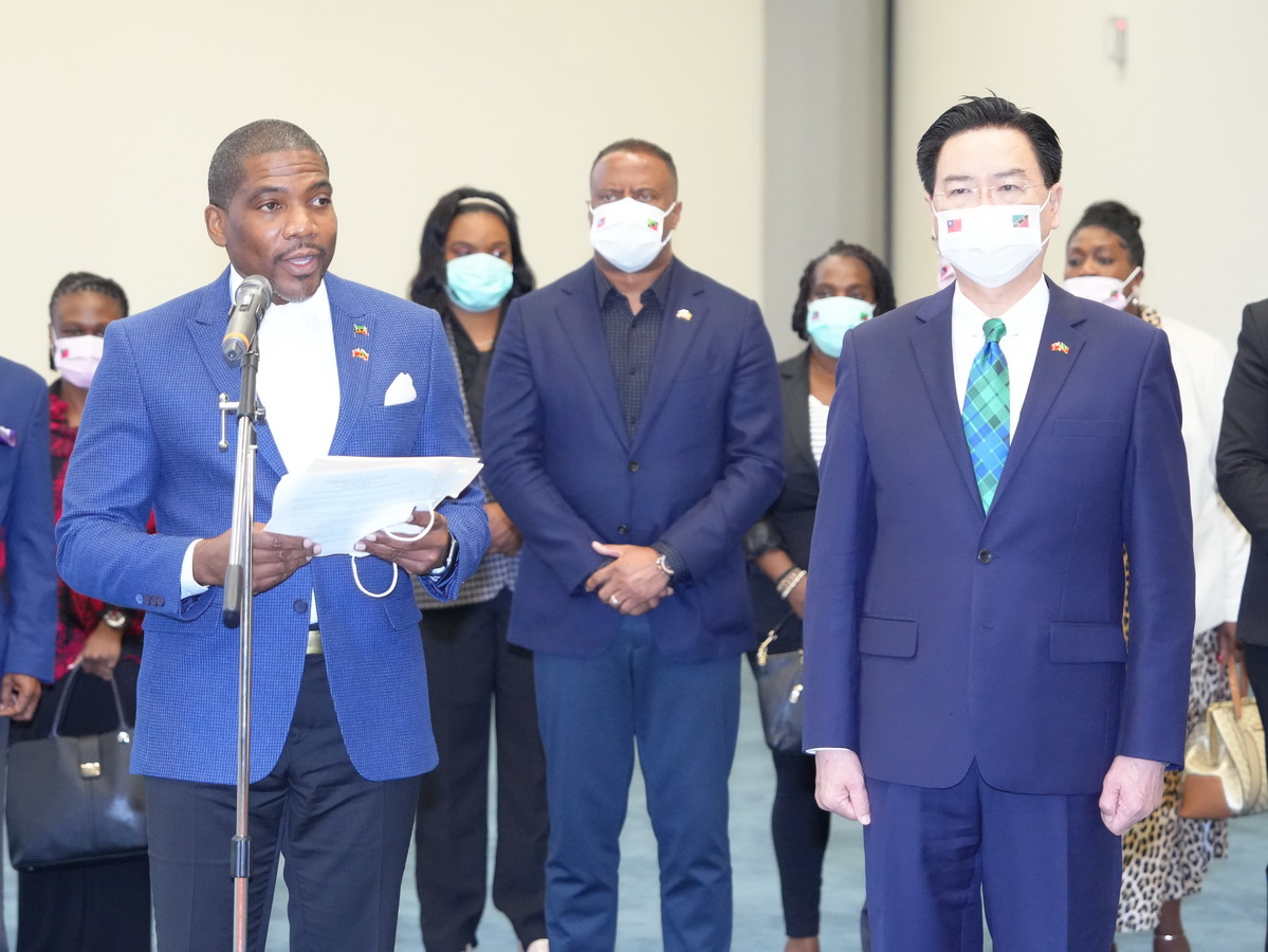 友邦聖克里斯多福及尼維斯總理德魯(Terrance Drew，左)7日率團抵台訪問，外交部長吳釗燮(右)代表我國政府迎接 (外交部提供)