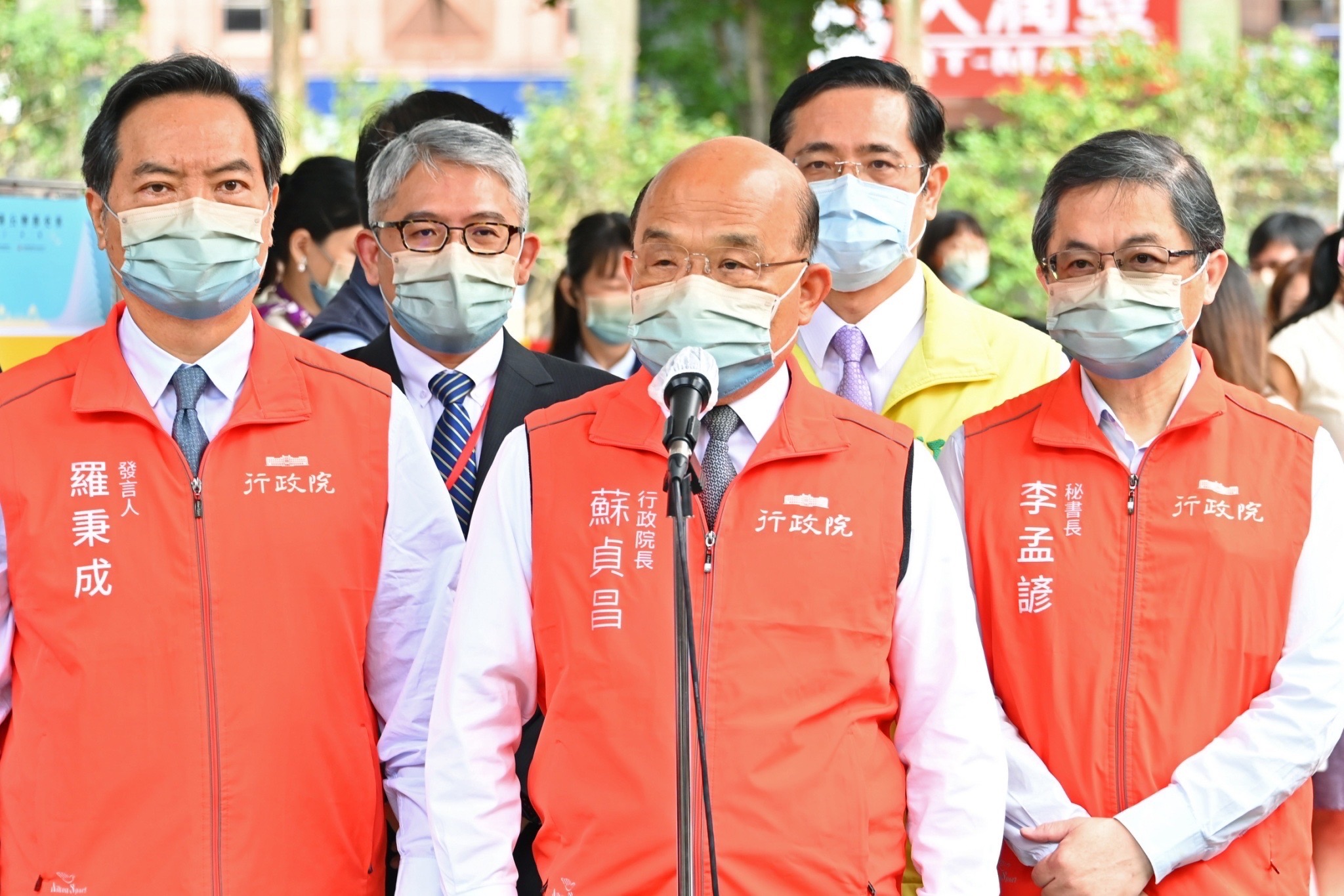 民進黨台北市長候選人陳時中被拍到與女性友人舉止親近的照片，行政院長蘇貞昌表示，那是很單純的醫師聚會，希望外界不要扭曲。(行政院提供)
