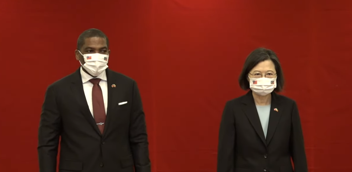 聖克里斯多福及尼維斯聯邦總理德魯(Terrance Drew) (左)來台訪問並會見蔡英文總統(右)。(中央社)