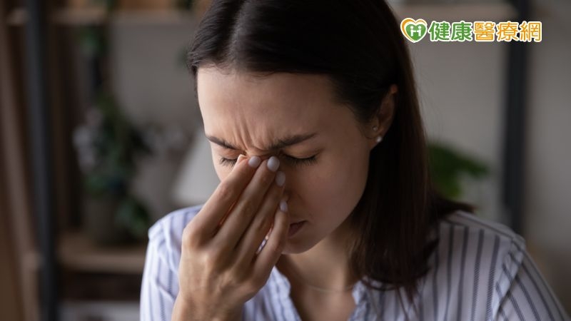 秋季天氣開始轉涼，高血壓患者的血壓值處於容易波動狀態，在溫差大的氣溫狀態下，更要注意保暖及情緒，以免因年紀堆積而硬化和沒彈性的血管，受到氣溫和情緒影響後，導致血壓高低起伏。(圖：健康醫療網 提供)