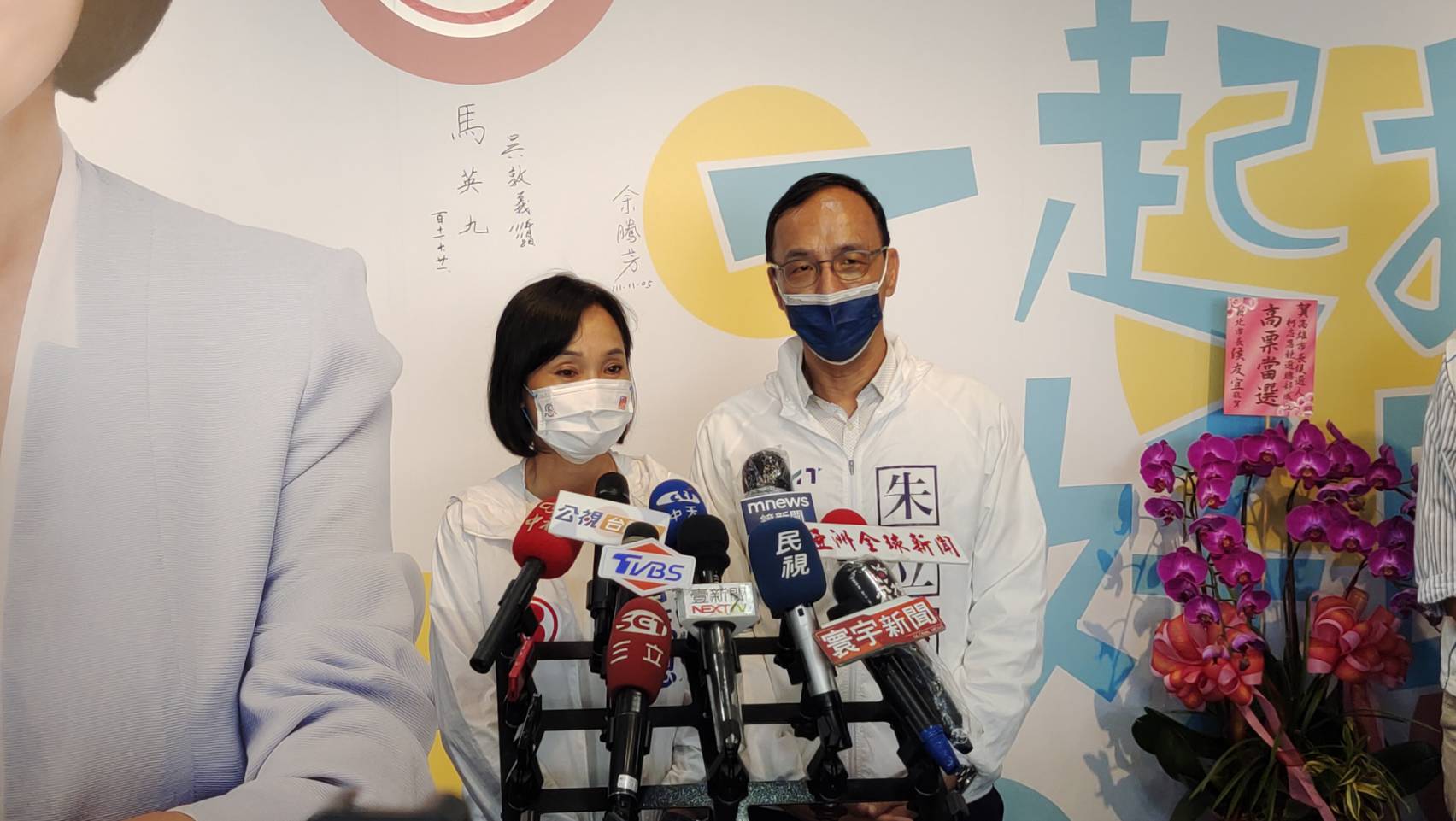 國民黨主席朱立倫在高雄行動勝利中常會受訪時表示，內參民調顯示，國民黨在桃園市長選戰領先，但不能掉以輕心。(王韋婷攝)