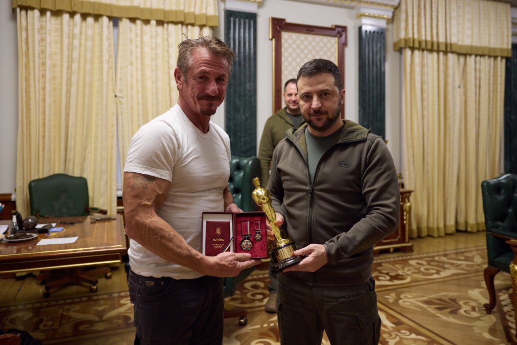 好萊塢演員兼導演西恩潘(Sean Penn)8日三度訪問烏克蘭，並把他的奧斯卡小金人獎座，借給烏克蘭總統澤倫斯基(Volodymyr Zelenskiy)。（圖：烏克蘭總統府）