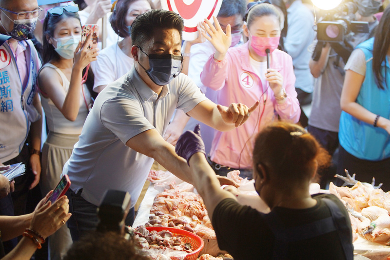 國民黨台北市長候選人蔣萬安（中）10日宣布正式請辭立法委員職務，圖為蔣萬安與團隊一早前往北投自強市場拜票。 (圖：中央社)