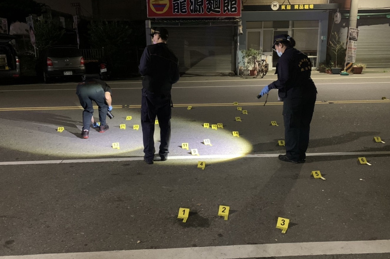 無黨籍台南市議員謝財旺位於學甲區的服務處10日凌晨疑似遭人持衝鋒槍射擊，警方採證後在現場找到30枚彈殼。（讀者提供） (圖：中央社)