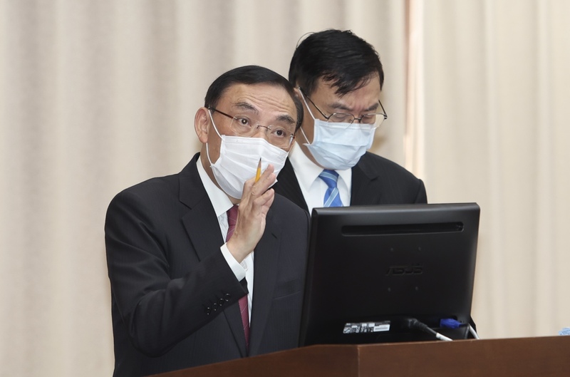 法務部長蔡清祥（左）列席立法院司法及法制委員會報告。(資料照片/中央社)