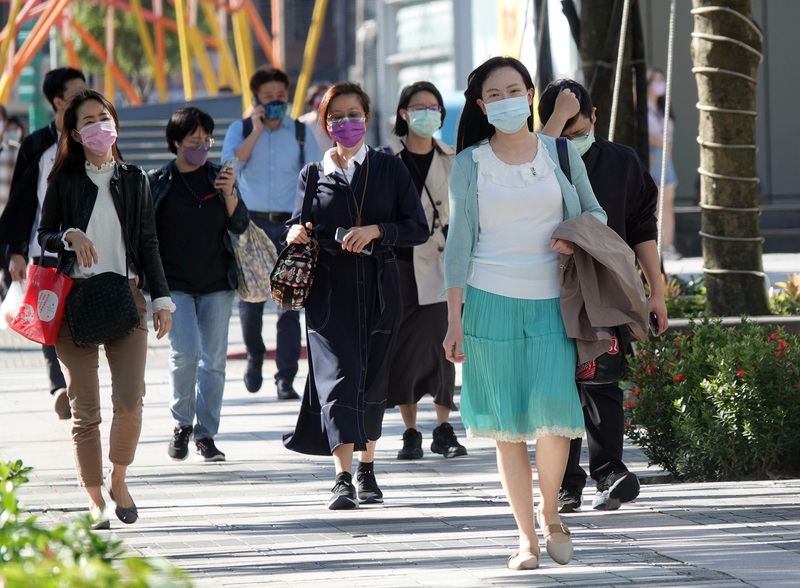 銓敘部報告指出，在全國公務人員性別比率方面，男性占57.22%、女性占42.78%，女性比率較2021年底增加0.24個百分點。(圖：中央社)