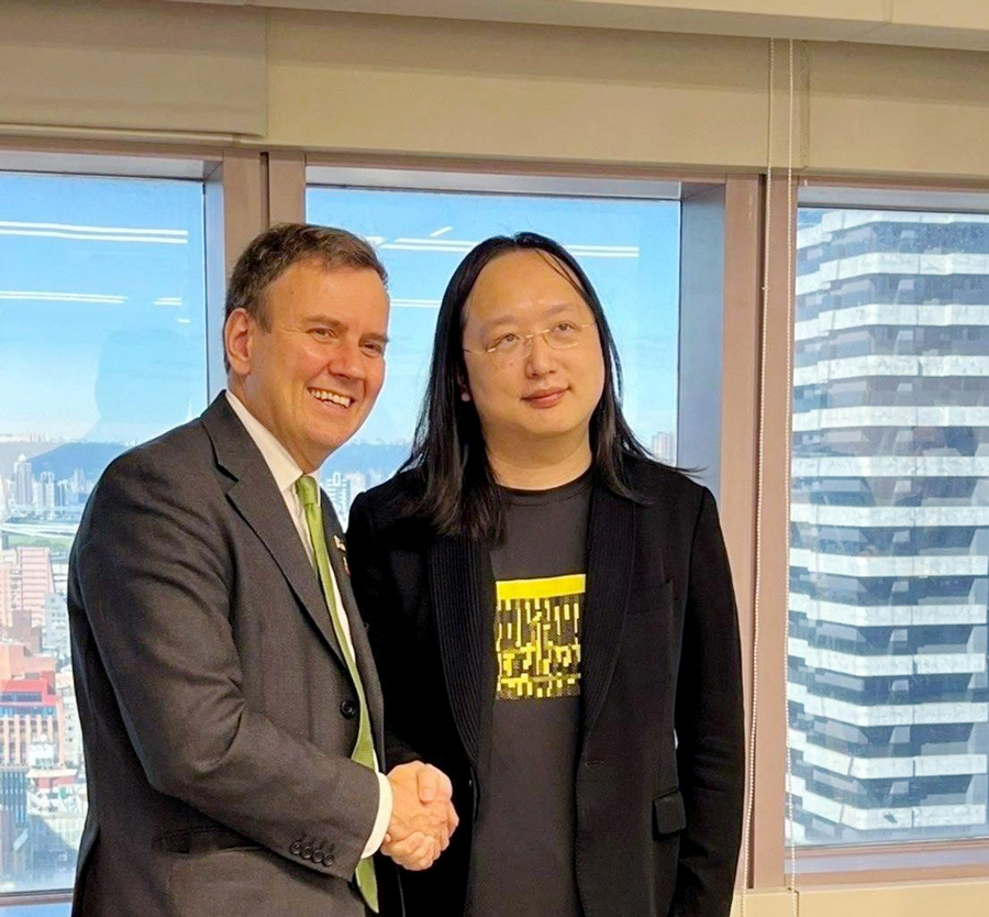 左起：英國國際貿易部主責貿易政策的副部長韓斯(Greg Hands)9日拜會數位發展部長唐鳳，雙方就推動數位轉型、強化數位韌性及資訊安全等議題交換意見。(數位部提供)