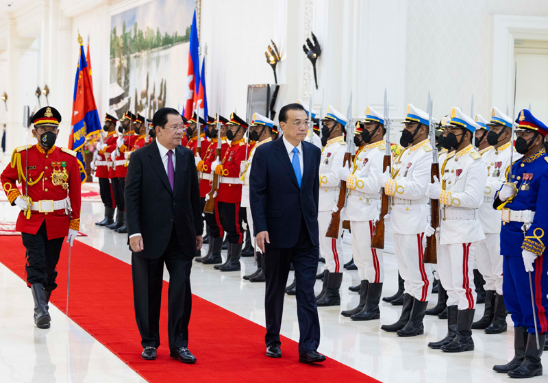 中國國務院總理李克強(中)9日在金邊與柬埔寨首相洪森舉行會談。(網路圖片)