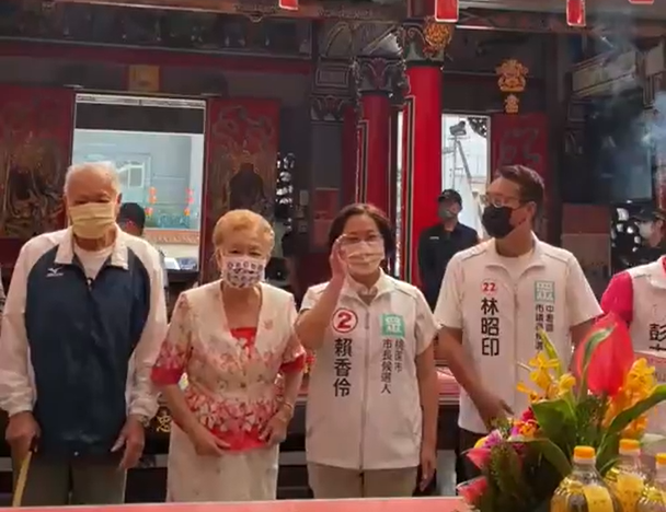 民眾黨桃園市長候選人賴香伶10日合體柯爸、柯媽參拜平鎮褒忠祠義民廟。(圖擷自賴香伶臉書)