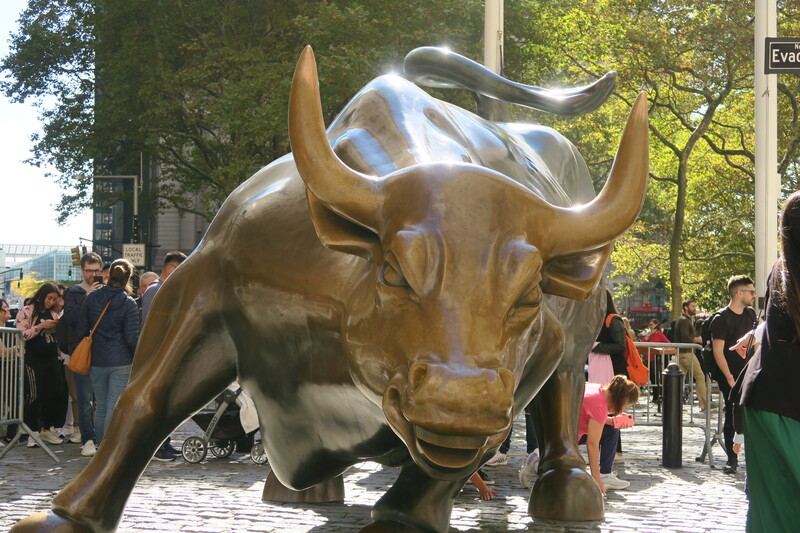 川普關稅戰踩煞車，標普創二戰以來第3大單日漲幅。圖為華爾街銅牛。 (圖：中央社)