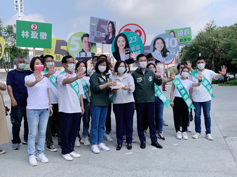民進黨新竹市長參選人沈慧虹（前左3）與前新竹市長林智堅（前右3）11日進行掃街拜票行程，全力衝刺選情，兼任民進黨主席的總統蔡英文（前右4）前往探班，為沈慧虹加油打氣。 (圖：中央社)