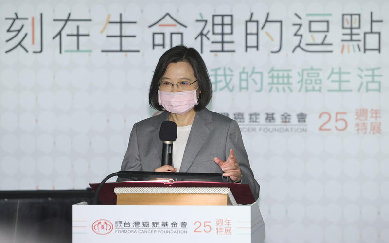 台灣癌症基金會11日下午在台北舉辦基金會25週年特展展前記者會，總統蔡英文出席致詞，肯定基金會是台灣癌症防治史上不可或缺的力量，感謝成員付出貢獻。(圖：中央社)