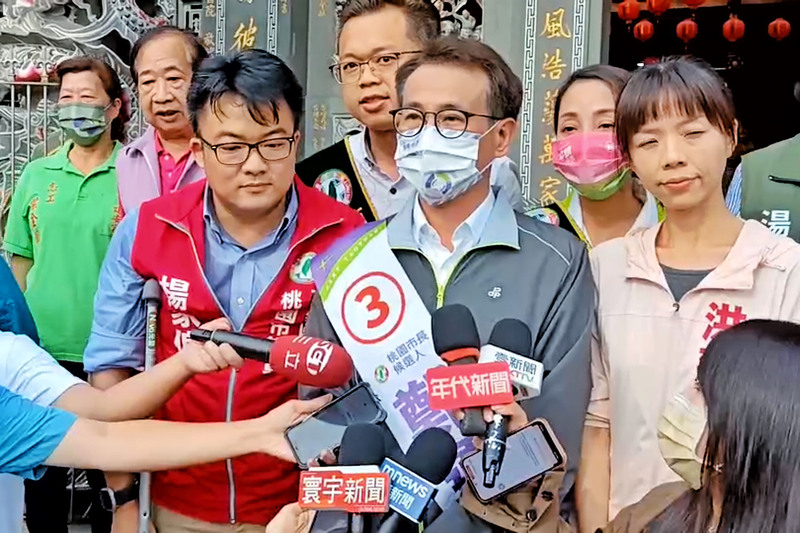 民進黨桃園市長候選人鄭運鵬（前右2）受訪。(資料照片/中央社)