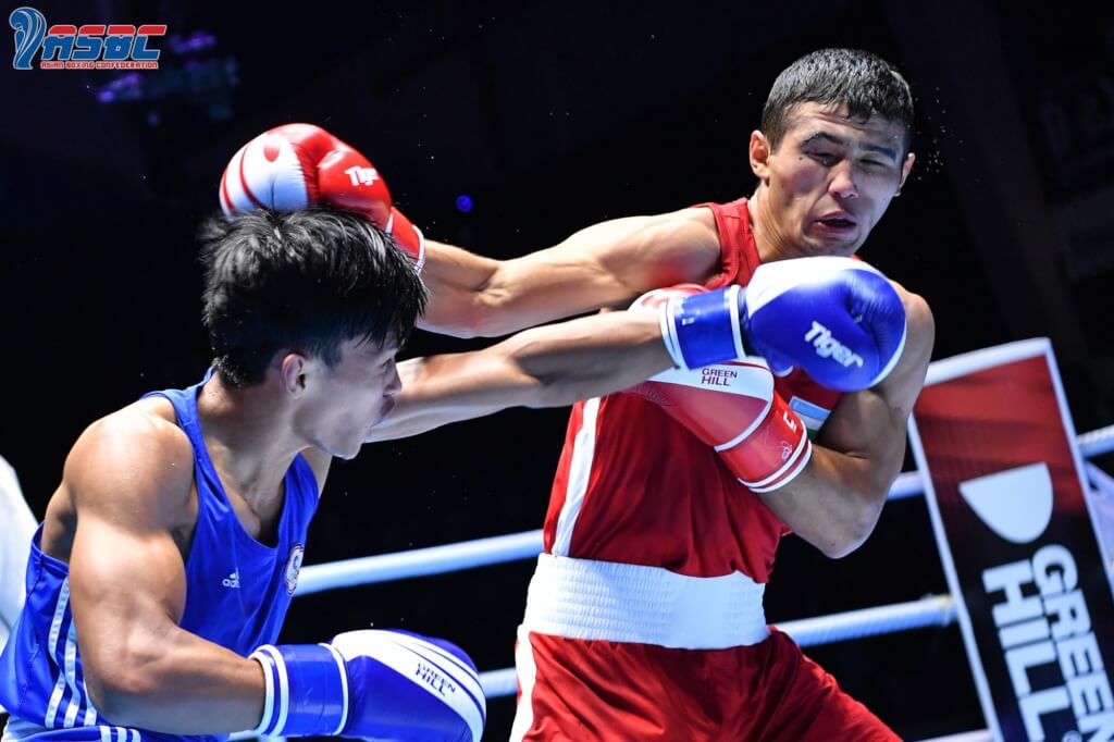 台灣男子拳擊好手賴主恩（左）在亞洲拳擊錦標賽男子4強賽，不敵烏茲別克好手阿卜杜拉耶夫（Ruslan Abdullaev）（右），獲得銅牌。（ASBC臉書）