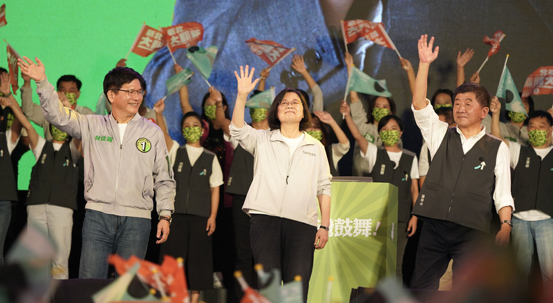 民進黨「為台灣鼓舞」造勢晚會12日晚間在凱達格蘭大道舉行，身兼民進黨主席的總統蔡英文（前中）與黨籍台北市長候選人陳時中（前右）、新北市長候選人林佳龍（前左）於活動尾聲一起登台，現場群眾歡呼加油聲響徹雲霄。中央社記者徐肇昌攝　111年11月12日 (圖：中央社)