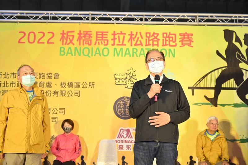 立法院長游錫堃今天上午出席路跑活動，他在致詞時懇請參賽者及親友團朋友們投票支持18歲公民權。（立法院長游錫堃辦公室提供） (圖：中央社)