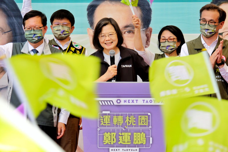 身兼民進黨主席的蔡英文總統(中)13日第8度來到桃園為民進黨桃園市長候選人鄭運鵬(右)輔選。(圖：中央社)