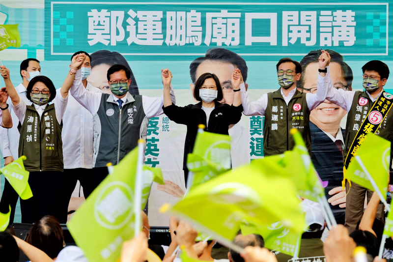 圖為總統蔡英文（前中）11月13日表示，這次選舉，桃園是全國激戰區，要拜託大家當她與桃園市長鄭文燦（前左2）的後盾。(資料照片/中央社)