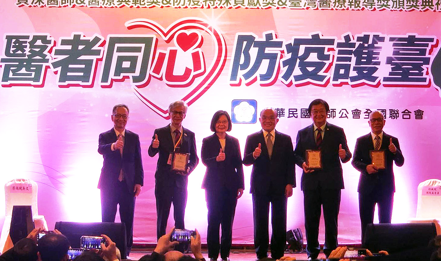 蔡英文總統(左三)與行政院長蘇貞昌(右三)13日出席「第75屆醫師節慶祝大會暨資深醫師&醫療典範獎&防疫特殊貢獻獎&台灣醫療報導獎頒獎典禮」。(江昭倫 攝)