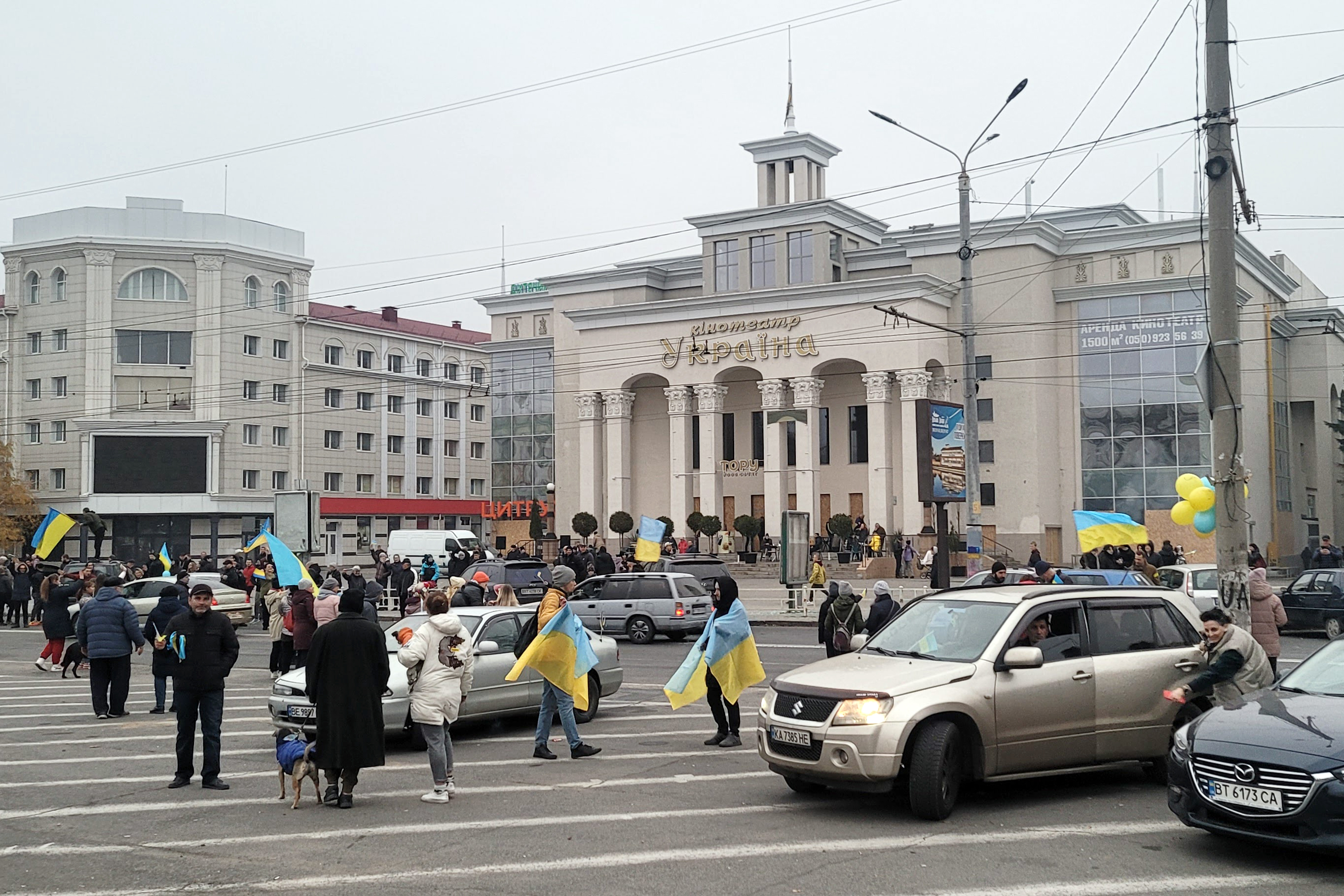 烏克蘭南部城市赫爾松市(Kherson)。圖為當地居民先前舉著國旗慶祝收復失地。(AFP)