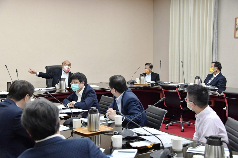 中國疫情迅速發展，行政院長蘇貞昌(後左)28日上午臨時召開行政院擴大防疫會議。(資料照/行政院提供)