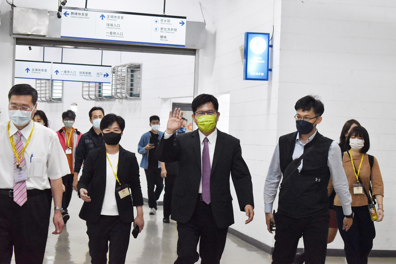 民主進步黨新北市長候選人林佳龍（前左3）14日出席新北市長選舉辯論式公辦電視政見發表會，進場時向媒體揮手致意。(圖：中央社)