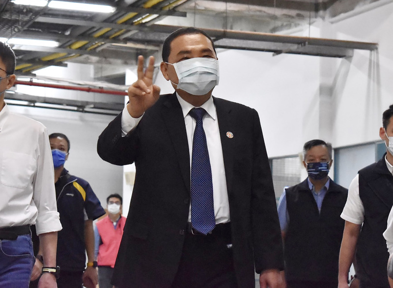 新北市長選舉辯論式公辦電視政見發表會14日登場，國民黨候選人侯友宜（中）上午抵達會場時手比代表他號碼的2號手勢。 (圖：中央社)