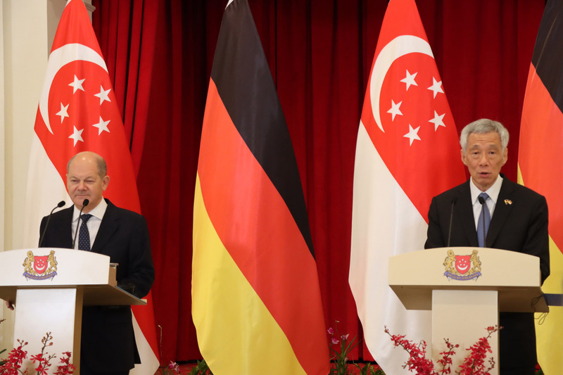 德國總理蕭茲（Olaf Scholz）14日訪問新加坡，拜會星國總理李顯龍（右），兩人會後一同出席聯合記者會。 (圖：中央社)