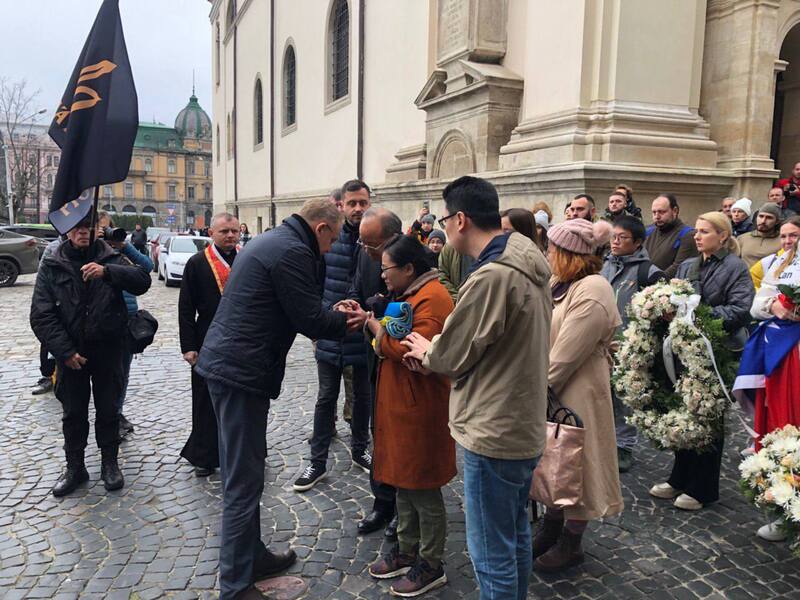 烏克蘭軍方今天為曾聖光舉辦追思儀式，利沃夫市（Lviv）市長（鞠躬者）向曾聖光的家屬致意。（外交部提供） (圖：中央社)