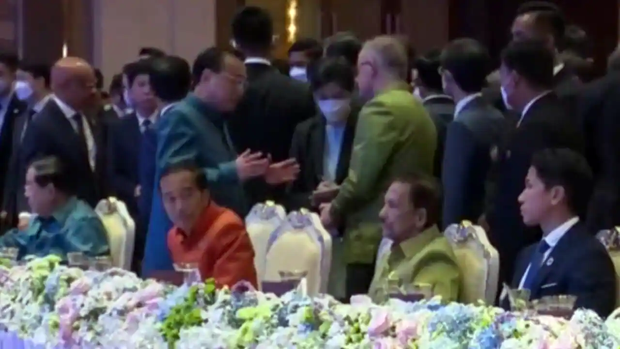 澳洲總理艾班尼斯在柬埔寨金邊舉行的東南亞國協(ASEAN)晚宴上與中國國務院總理李克強交談。(推特)