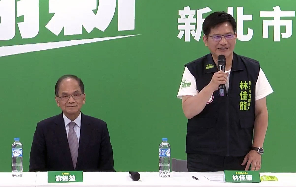 民進黨新北市長候選人林佳龍(右)14日下午和立法院長游錫堃(左)一起舉行記者會，提出都市更新政見。(翻攝自林佳龍臉書直播)