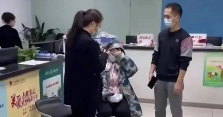 社區因疫情被封，圖中穿大外套的孕婦拖4小時就醫流產。(微博)