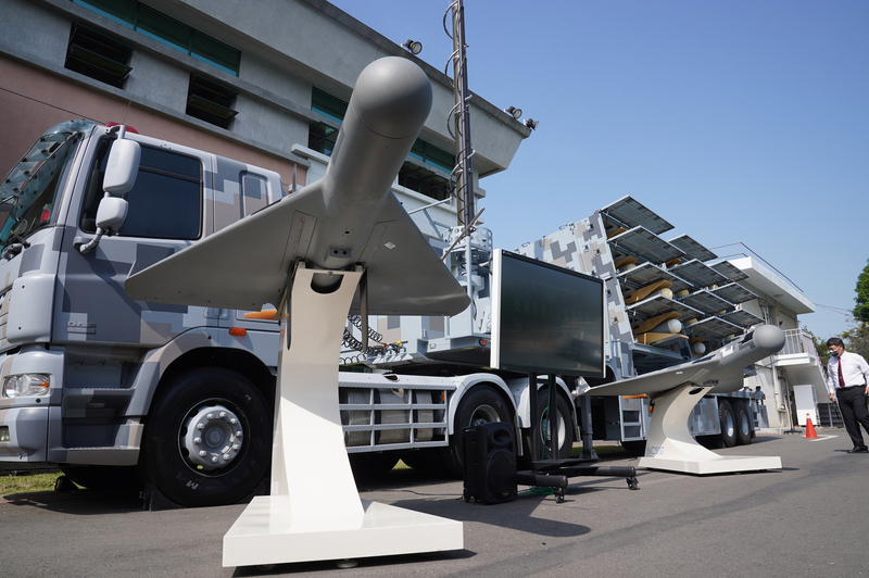 「劍翔」反輻射無人機體型小、機動性高、滯空時間長，且不需要跑道，是放在發射箱內並堆疊在發射車上，最多有12架無人攻擊機。(圖：中央社)