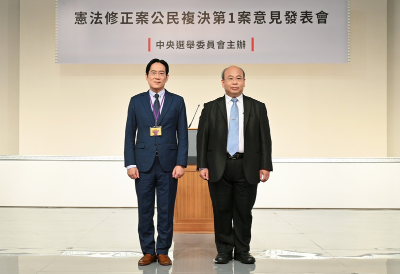 中選會15日舉行第二場18歲公民權意見發表會，正方代表為民眾黨立委張其祿(左)，中選會副主委陳朝建(右)擔任主持人。(圖：中央社)